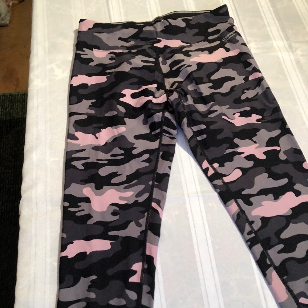 CALVIN KLEIN PERFORMANCE WICKING CAPRI WORKOUT LEGGINGS